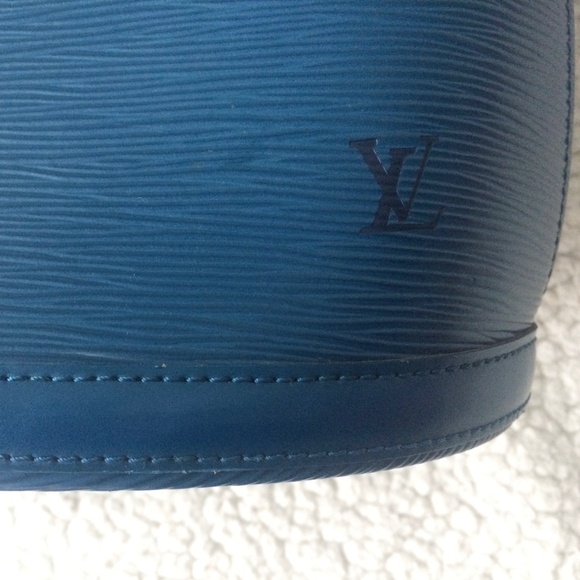 Louis Vuitton Vintage Toledo Blue Epi Leather Cluny Shoulder Bag - Picture 4 of 16